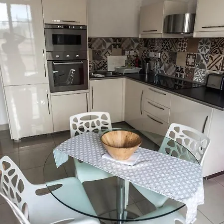 Simons Minutes Away From Balluta Bay And St Julians *