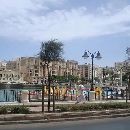 Simons Minutes Away From Balluta Bay And St Julians Apartman *