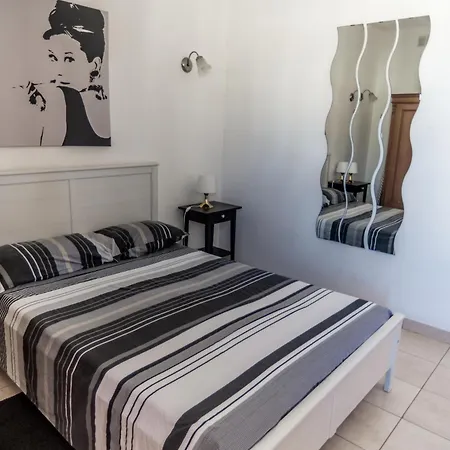 Simons Minutes Away From Balluta Bay And St Julians דירה סליאמה