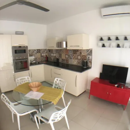 Simons Minutes Away From Balluta Bay And St Julians סליאמה