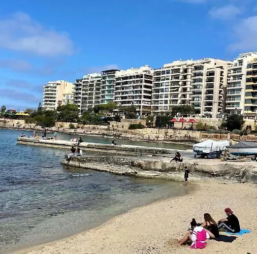 Simons Minutes Away From Balluta Bay And St Julians アパート スリーマ