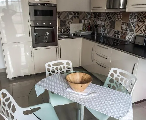 Simons Minutes Away From Balluta Bay And St Julians *