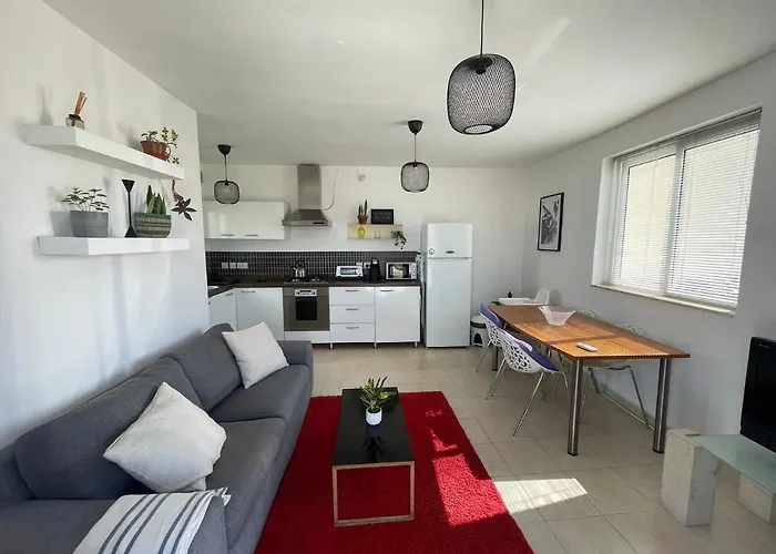 Simons Minutes Away From Balluta Bay And St Julians *