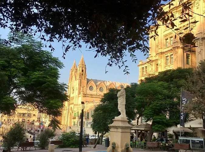 Simons Minutes Away From Balluta Bay And St Julians